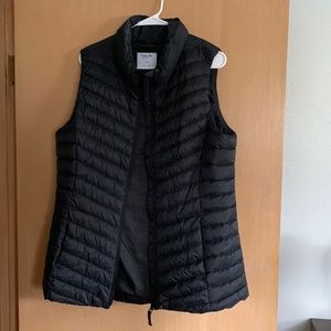 Old Navy Large Tall Packable black lightweight vest. in perfect condition.